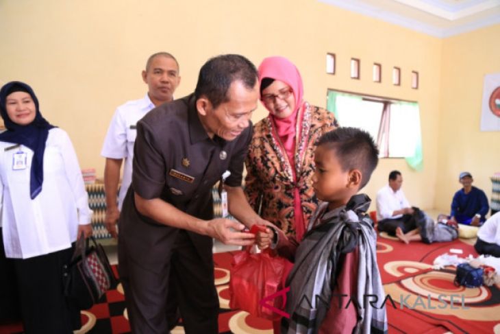 50 Anak Kecamatan Bajuin Ikuti Sunatan Massal