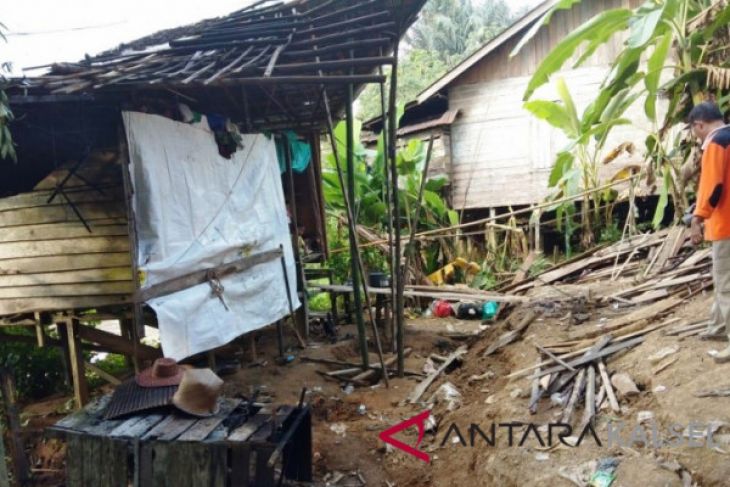 Video - Rumah Warga Kusambi Rusak Parah Akibat Amblasan Tanah