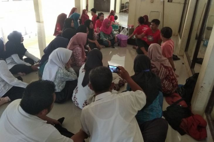 Siswa Banten belajar tari Baksa Kembang