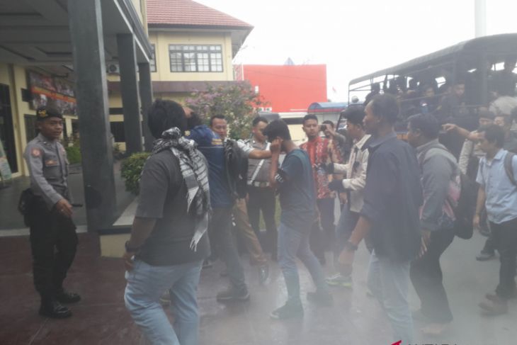 Polresta Banjarmasin amankan puluhan pengunjuk rasa anarkis
