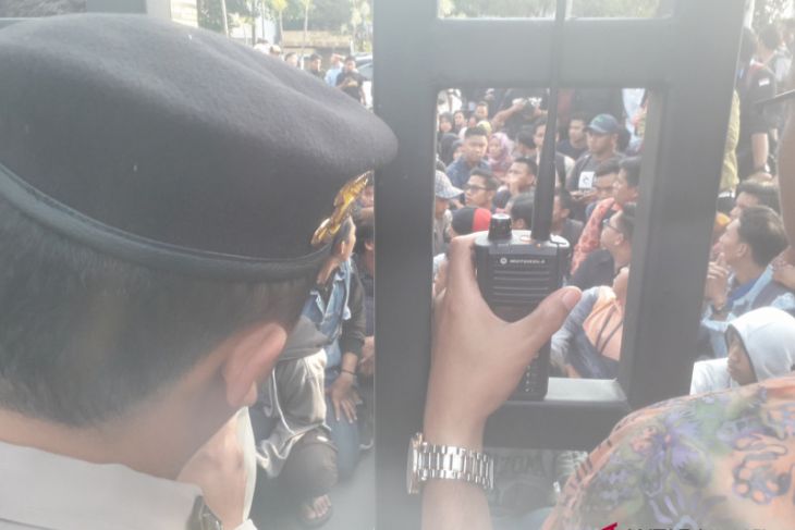 Mahasiswa unjuk rasa di Polresta Banjarmasin