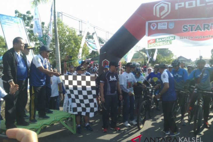 Thousands follow Sepeda Nusantara in Banjar stage