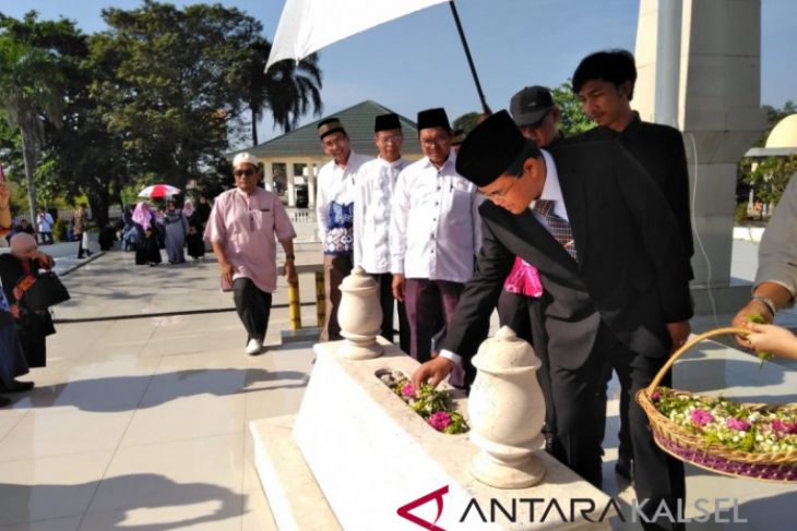 Prof Sutarto Hadi ziarah ke makam Rektor ULM terdahulu