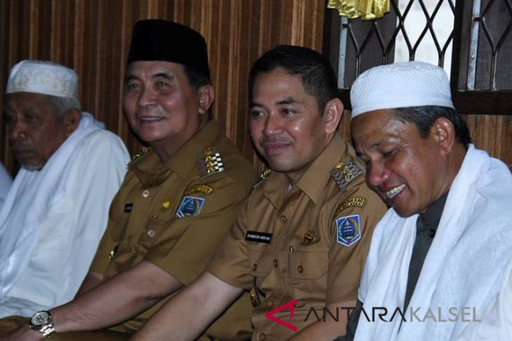 Pemkab HSS sediakan dua bus sekolah dan ferry penyeberangan Negara