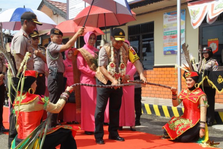 Kapolda Kalsel serahkan bantuan ke Tabalong