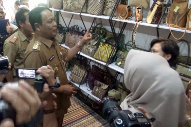 Governor inaugurates South Kalimantan forest product marketing center