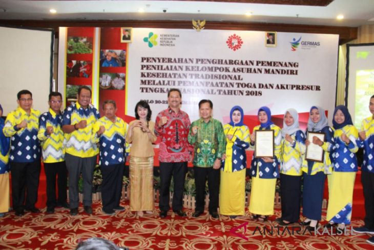 Asman Toga Lestari Ceria Raih Penghargaan dari Kemenkes