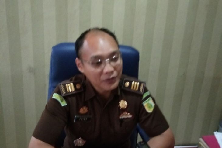 Prosecutor detains two Banjarbaru officials for graft