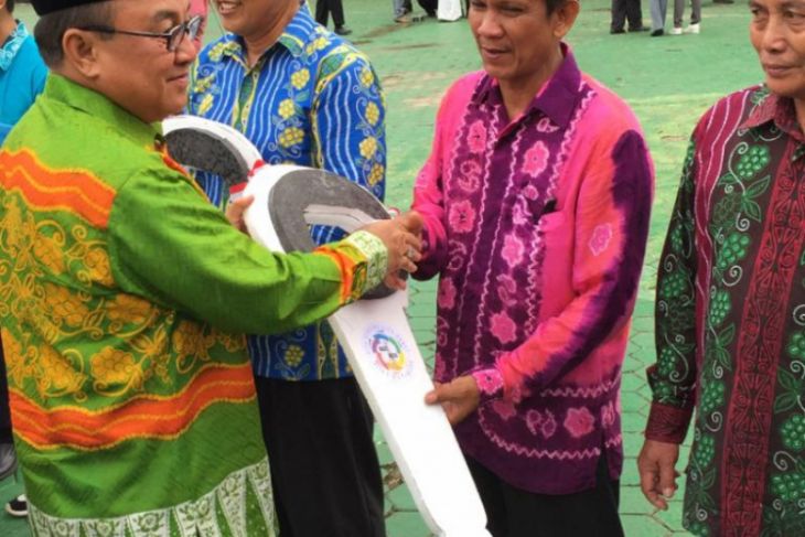 Tabalong govt grants six cars to community