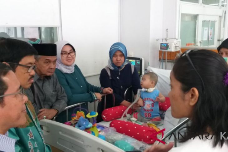 Bupati Jenguk Bayi Pengidap Jeune Syndrome
