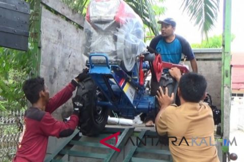 Distan Paser salurkan alat pertanian ke petani dan BPP