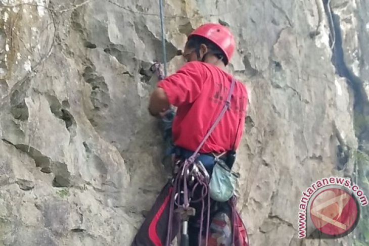 Mahasiswa Imapa Unmul Taklukkan Batu Dinding Mahakam Ulu