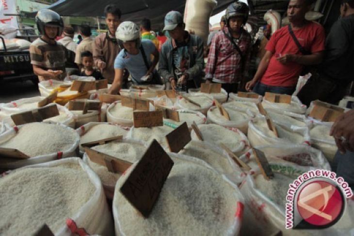Selisih tipis, warga Balikpapan pilih beras premium