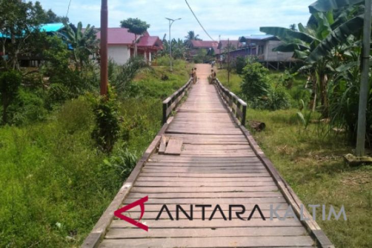 Dua desa Mahulu patungan lebarkan jembatan