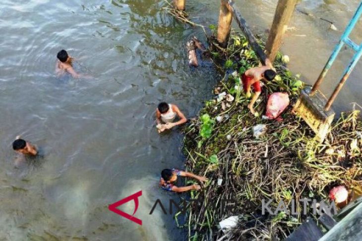 Warga Benanga Samarinda masih buang sampah ke sungai
