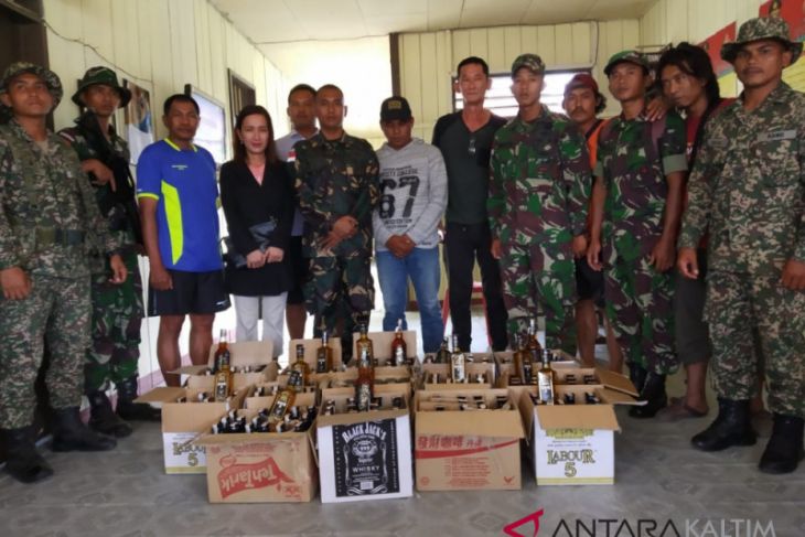 Satgas Pamtas tangkap dua WNA selundupkan minuman keras