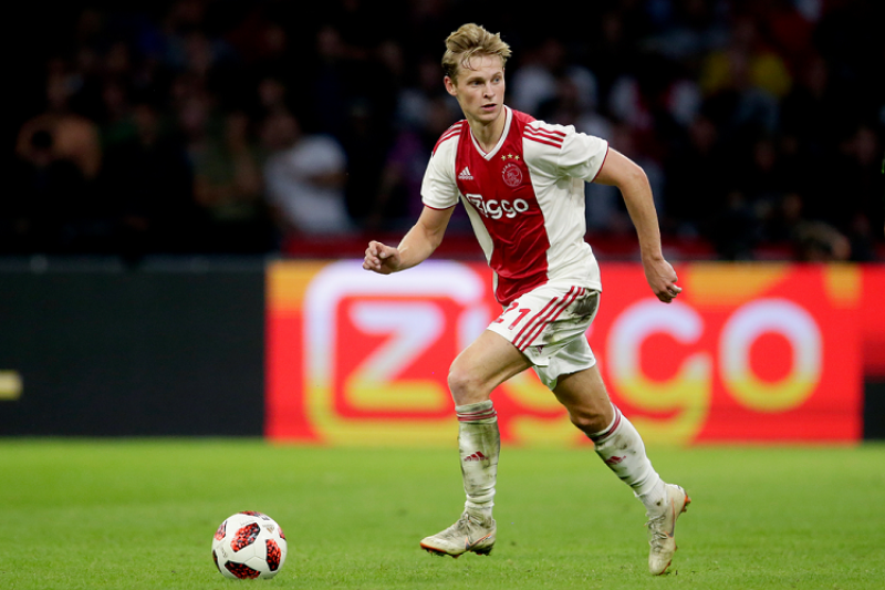 Barcelona rekrut bintang Ajax Frenkie de Jong