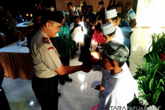 Kapolda Papua Barat beri santunan para santri