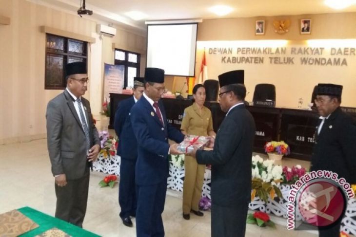 Bupati ingin sektor pajak dan retribusi Teluk Wondama digenjot