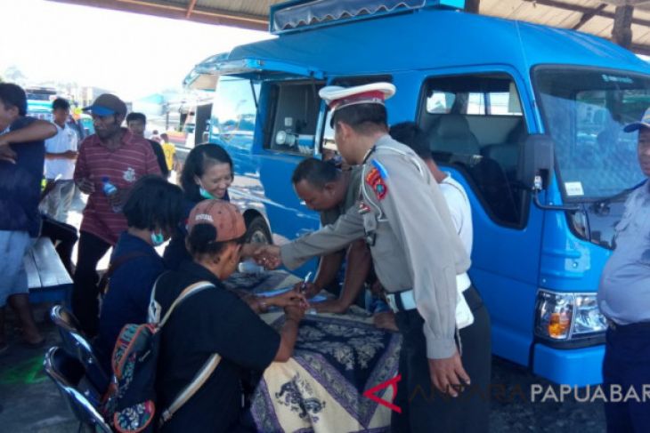 Supir angkutan umum Manokwari jalani pemeriksaan urine