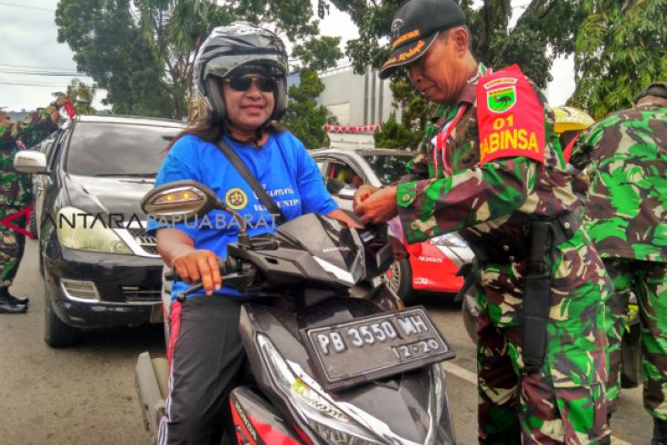 Kodim Manokwari bagikan 5000 lembar bendera merah putih