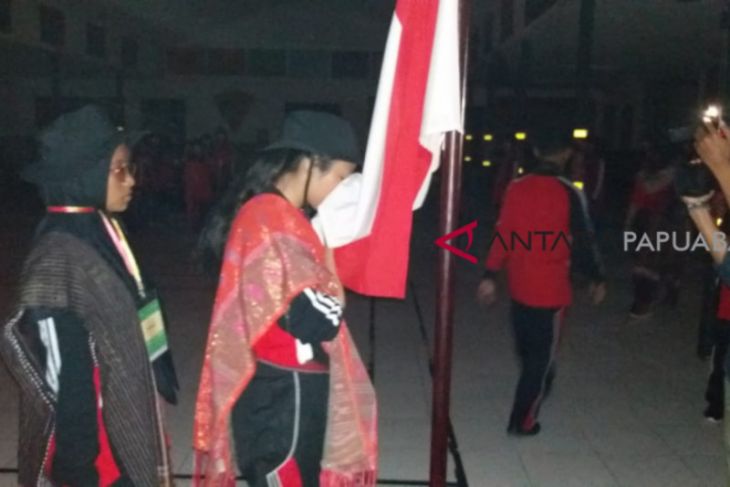 Program SMN Sehari Bersama TNI Berakhir Dengan Cium Bendera
