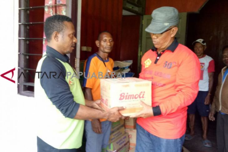 Dinsos Wondama salurkan bama untuk warga pedalaman
