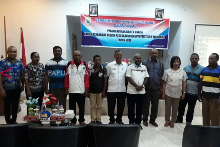 Warga miskin Teluk Wondama terima bekal usaha