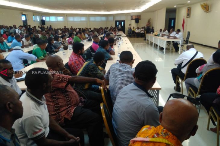 Gubernur Dominggus Kumpulkan ratusan pengusaha asli Papua