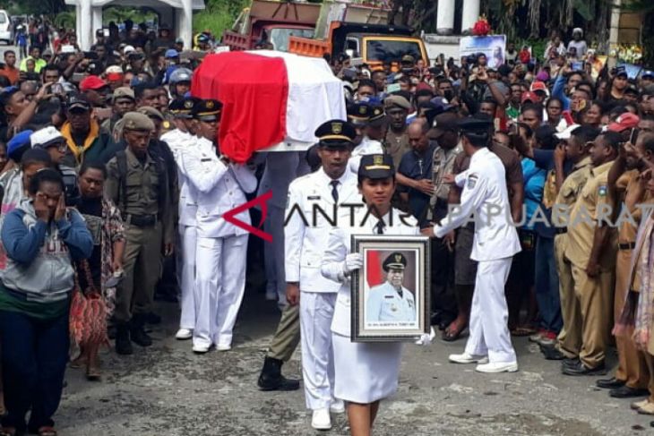 Pemkab Wondama beri gelar bapak pelopor pembangunan bagi Torey