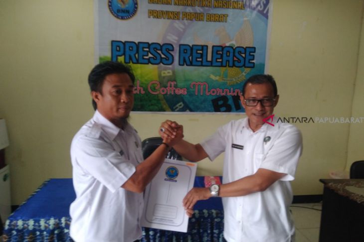 Tujuh personil BNN Papua Barat terima penghargaan