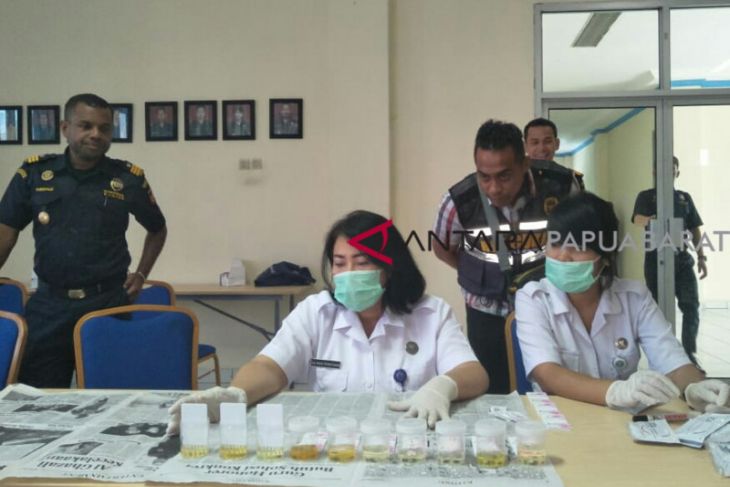 Puluhan petugas Bea Cukai Manokwari jalani tes urine