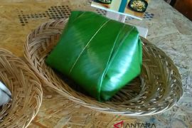 Sejumlah warga Lithuania sukai kuliner Indonesia nasi uduk dan semur daging