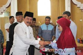 Baznas Padang Panjang bagikan 77 paket bantuan lewat empat program