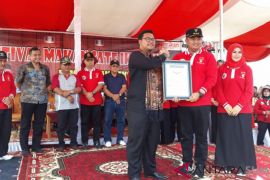 Sajikan 23.933 tusuk daging ikan nila, Dharmasraya raih rekor MURI