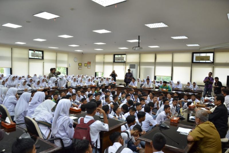 Ratusan siswa SMA 5 Padang adukan kepsek ke DPRD Sumbar BOOS FM Artikel