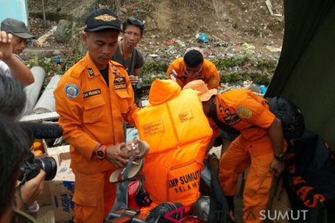 Tim temukan helm dan sandal korban