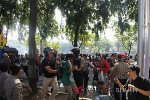 Dua kelompok pengunjukrasa terlibat bentrok