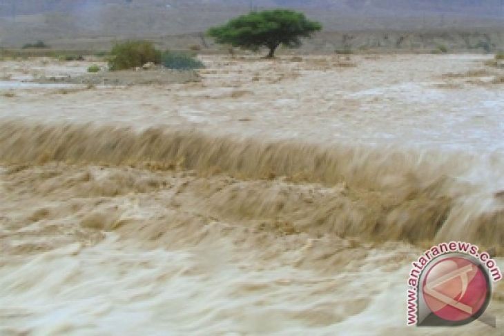 Jalur transportasi Sumbar-Sumut terputus akibat banjir