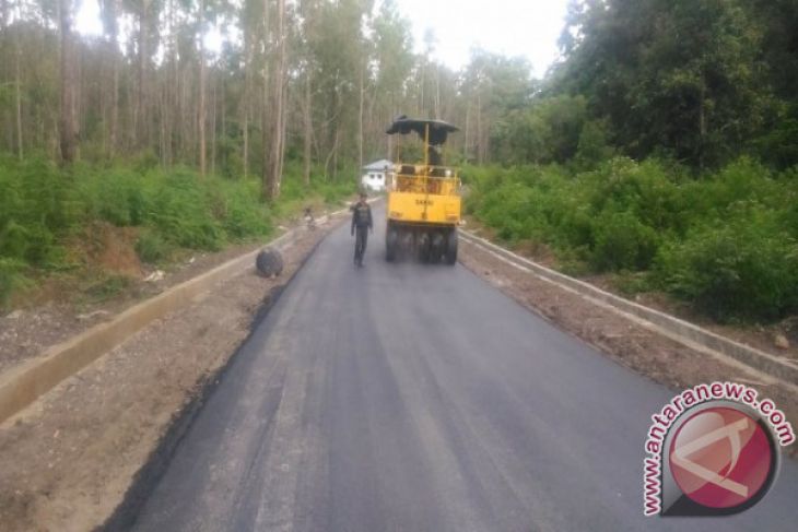Bupati Samosir Imbau Perbaikan Jalan Rusak Didahulukan