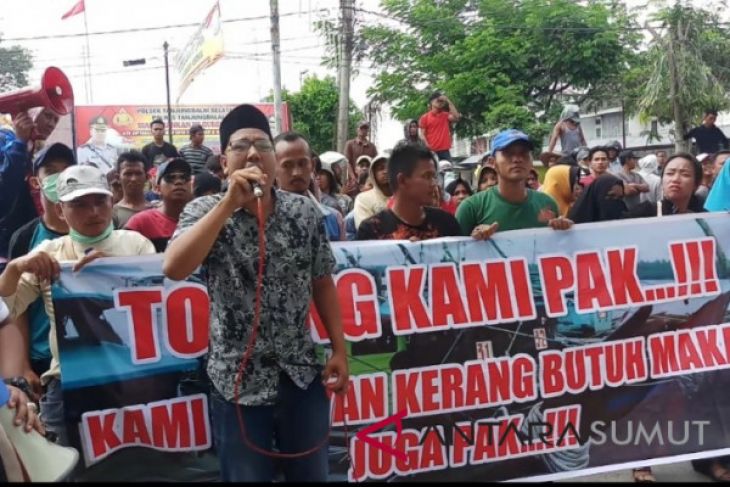 Ratusan nelayan kerang unjuk rasa