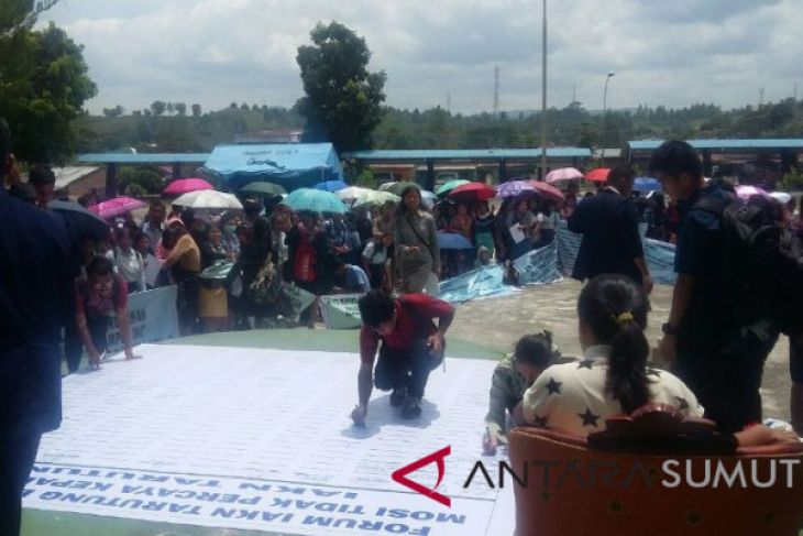 Mahasiswa tuntut penggantian rektor
