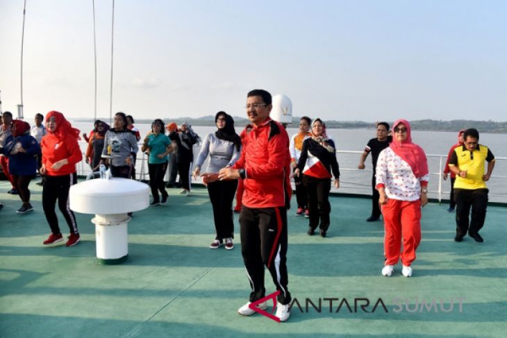 Gubernur Sumut rasakan sensasi senam di atas kapal
