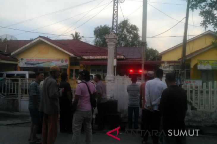 Petugas grebek rumah dihuni pria mencurigakan