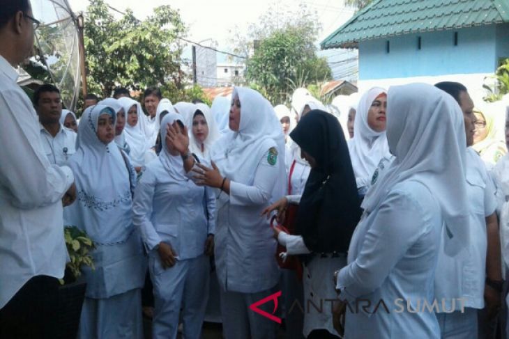 TPP belum cair, perawat dan bidan RSU Panyabungan demo