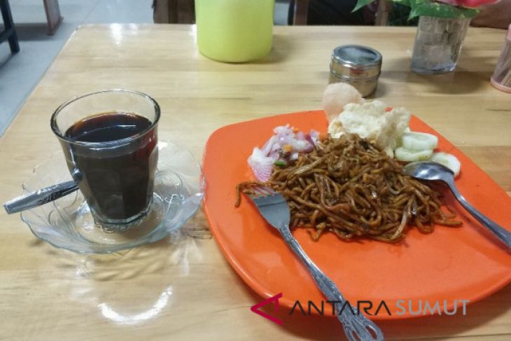 Menikmati mie Aceh dan kopi ule kareng di Mulia Cafe