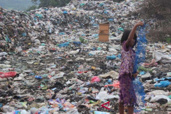 Pelajar ini hidup di ribuan tumpukan sampah