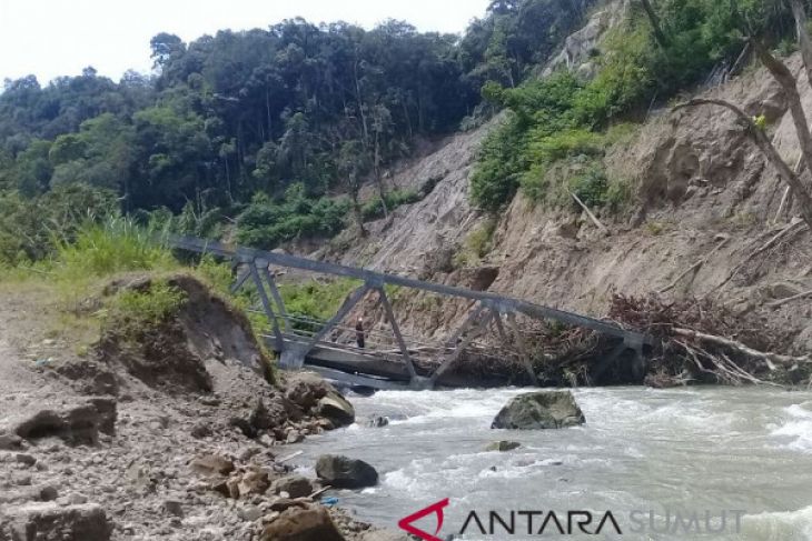 Jembatan Peatolong-Siarangarang Taput ambrol