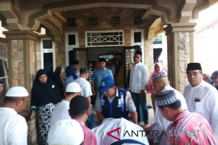 Jenazah Ketua DPRD Tanjungbalai disambut isak tangis
