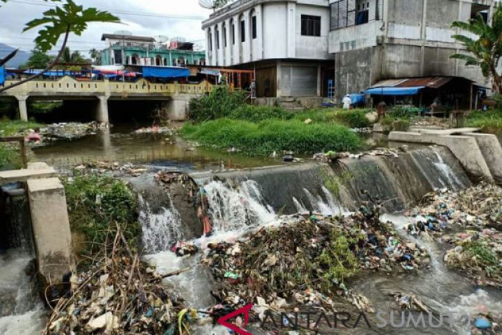 Polusi sampah hiasi Aek Mata
